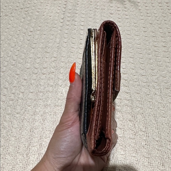 Dooney & Bourke Vintage
AWL Kiss Lock Wallet
Black and Brown Leather Wallet - Picture 5 of 7